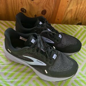 Hardly used Brooks Launch 9 women’s sneakers